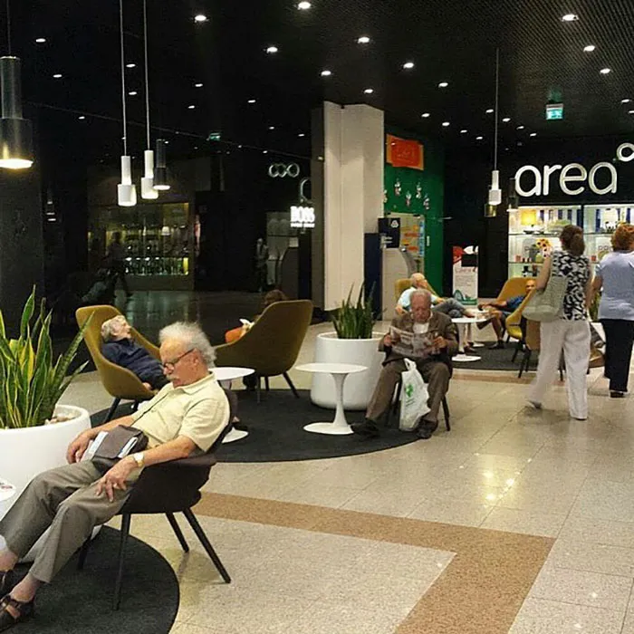 40 "Hombres desdichados" retratados de forma divertida mientras sus esposas están de compras