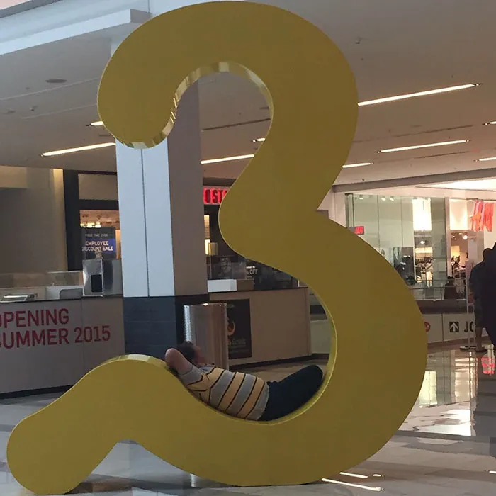 40 "Hombres desdichados" retratados de forma divertida mientras sus esposas están de compras