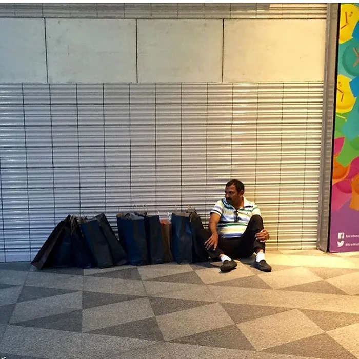 40 "Hombres desdichados" retratados de forma divertida mientras sus esposas están de compras