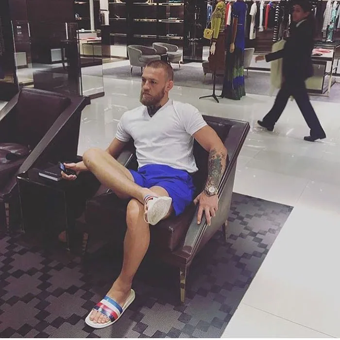 40 "Hombres desdichados" retratados de forma divertida mientras sus esposas están de compras