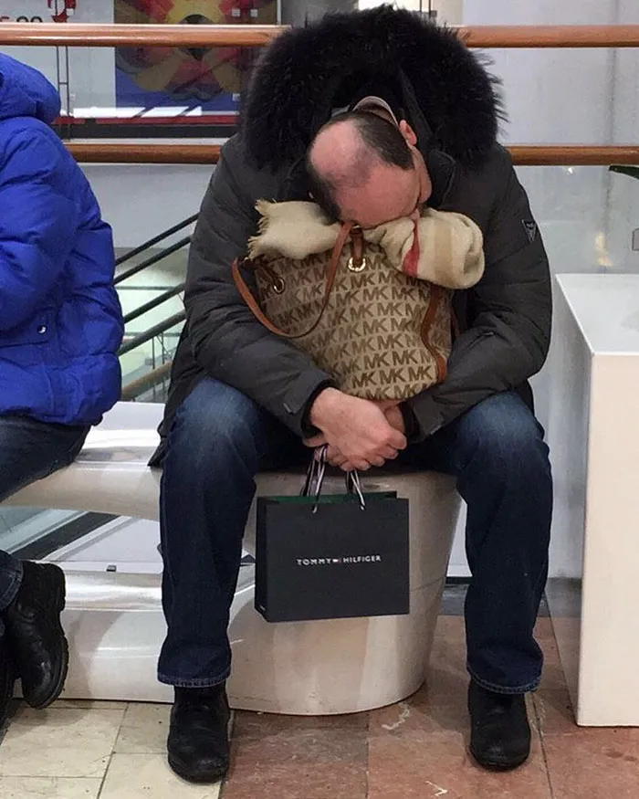40 "Hombres desdichados" retratados de forma divertida mientras sus esposas están de compras