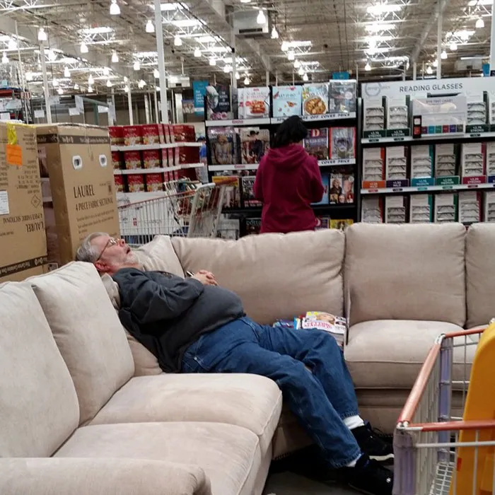 40 "Hombres desdichados" retratados de forma divertida mientras sus esposas están de compras