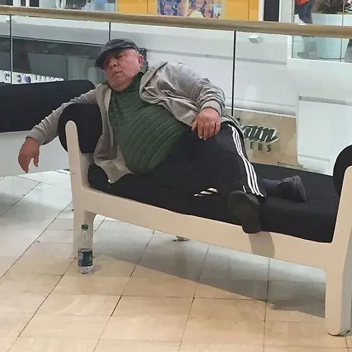 40 "Hombres desdichados" retratados de forma divertida mientras sus esposas están de compras