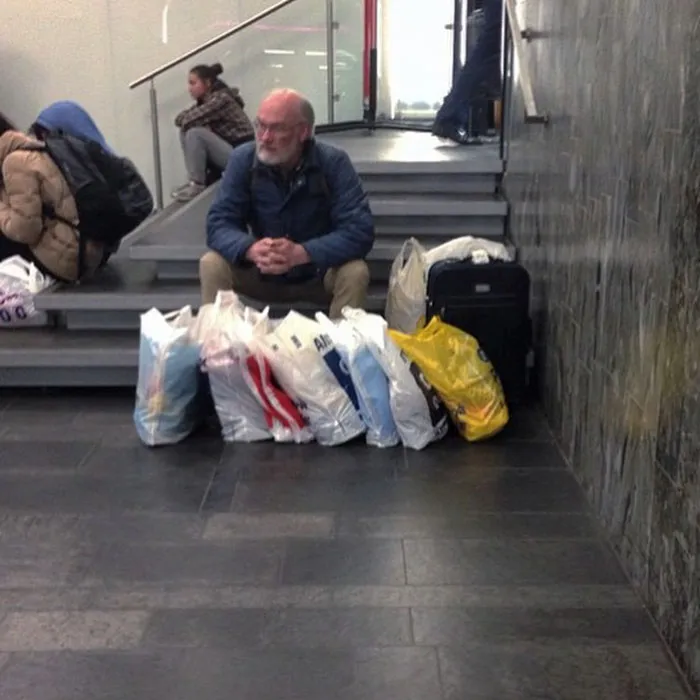 40 "Hombres desdichados" retratados de forma divertida mientras sus esposas están de compras