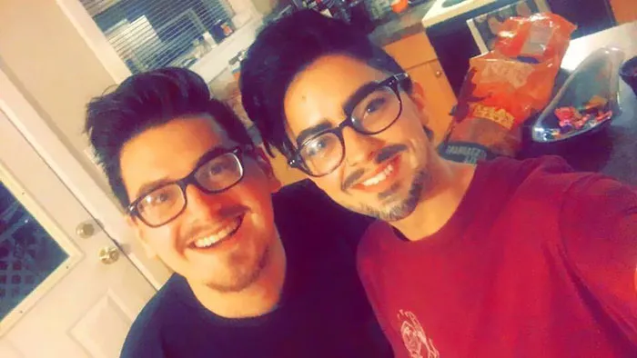 Mi novia ha venido a mi fiesta de cumpleaños disfrazada de mi