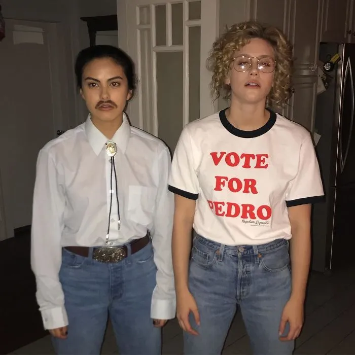 Camila Mendes y Lili Reinhart como Napoleon Dynamite y Pedro