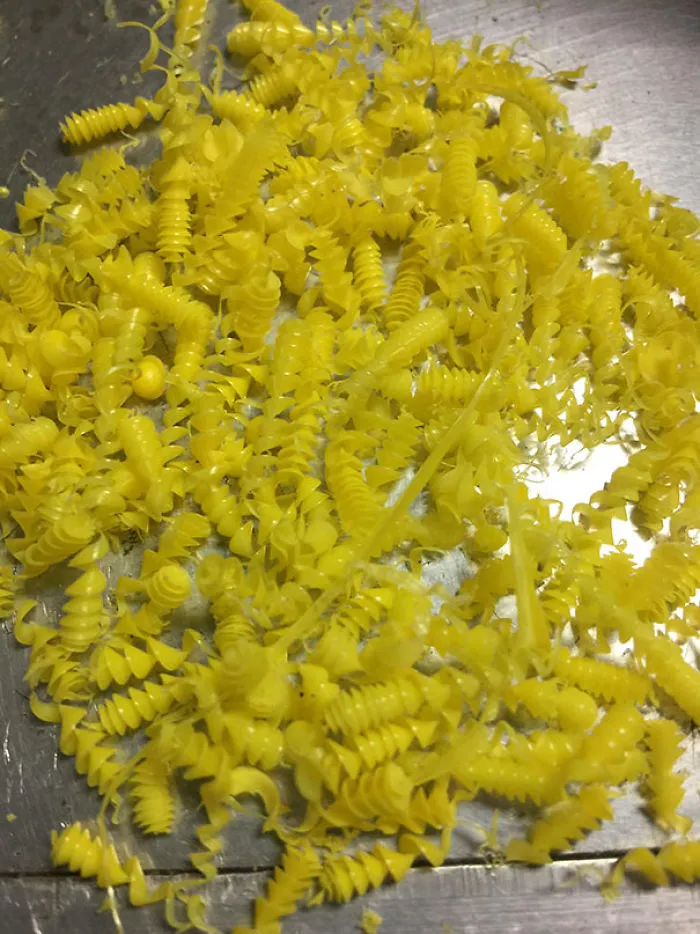 Virutas de plástico tras hacer agujeros, no es pasta