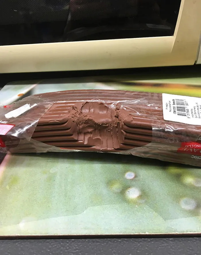 Encontré esta plastilina en un estante... chocolate prohibido para un niño