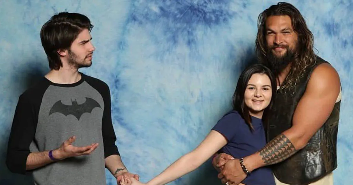 Nos encanta como Jason Momoa trolea a los hombres cuando vienen parejas a pedirle una foto (10+ imágenes)