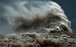 I Endured 3 Hours Of Gale-Force Winds To Capture These Massive Lake Erie Waves, And Here Are The Best 18 Pictures