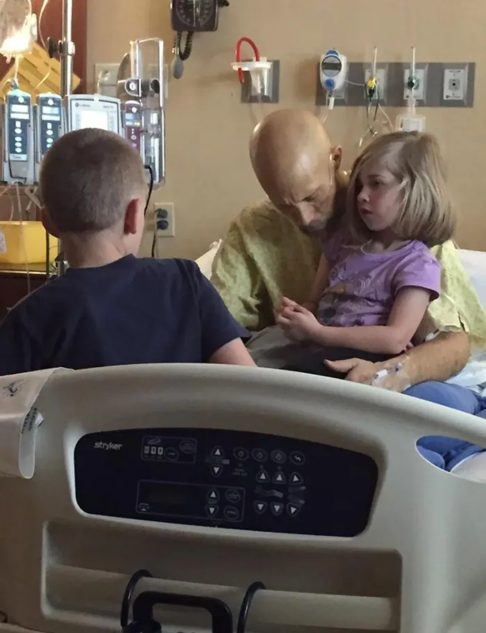 Mi amigo despidiéndose de sus hijos. Murió la tarde siguiente por cáncer pancreático