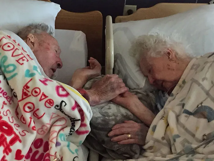 Mi abuela de 96 años junto a mi abuelo de 100, horas antes de su muerte. 77 años casados