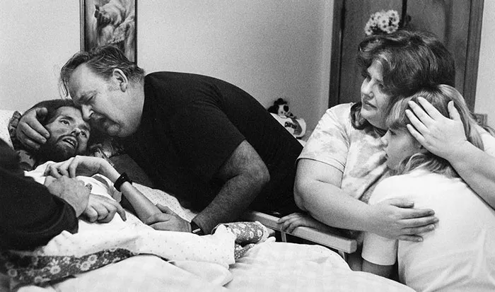 Padre confortando a su hijo David Kirby en su lecho de muerte, 1989. Se considera la foto que cambió el rostro del SIDA