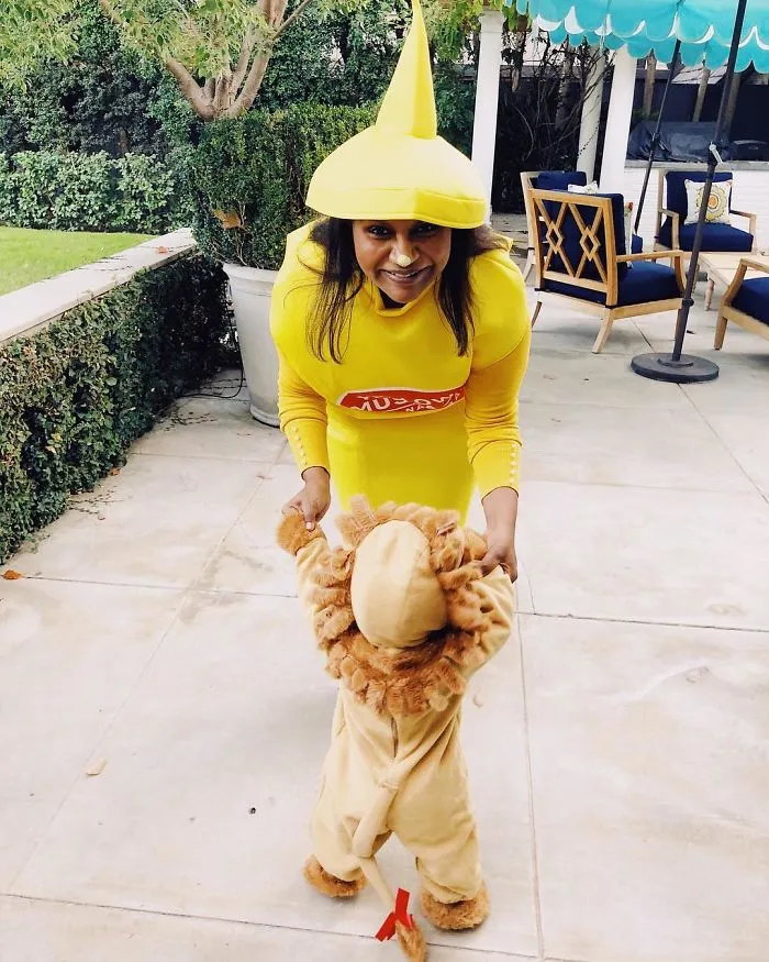 Mindy Kaling como un bote de mostaza y su pequeño león