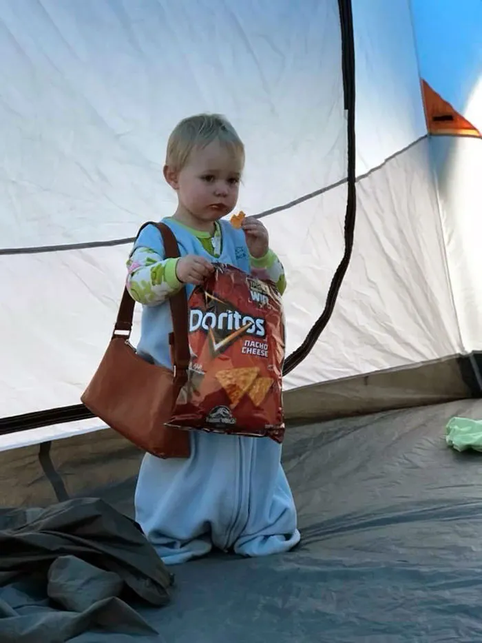 Nuestra 1ª acampada con nuestra hija y me ha despertado así a las 6:15