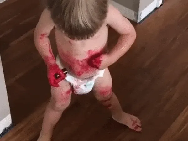 Cuando los niños te roban el pintalabios