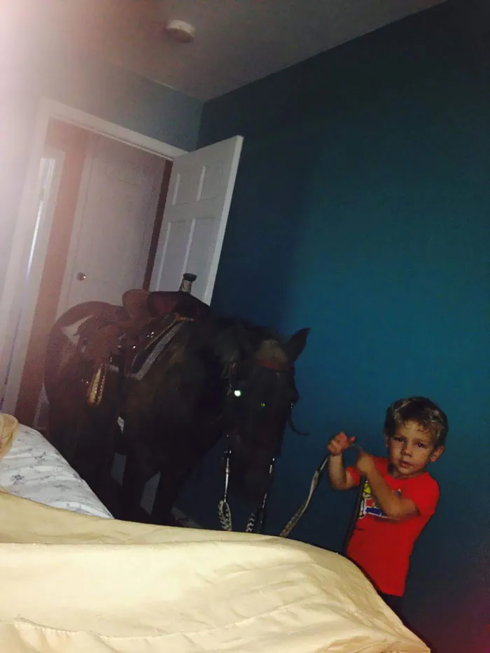 Imagina despertarte así con tu hijo diciendo que el pobre tiene calor fuera