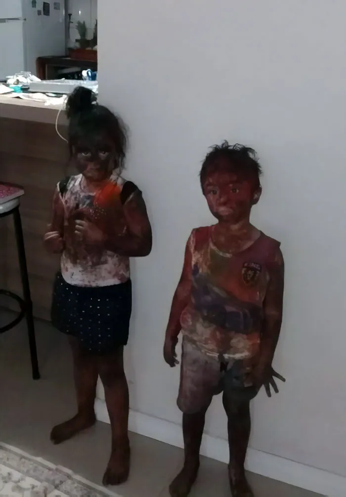En la guardería hubo una fiesta con pintura y ahora parecen los dibujos animados cuando les explota algo