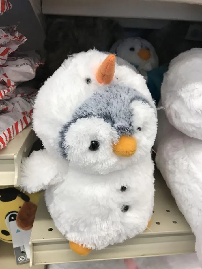 Muñeco de nieve devorando un pingüino
