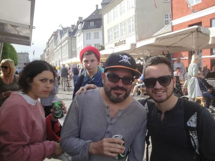 Mira a quién conocí en Copenhague, justo hablábamos del próximo estreno