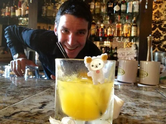 Mi barman favorito piensa que beber vodka con soda y mango es para nenas, así que siempre me pone esto en la bebida. Le adoro igual