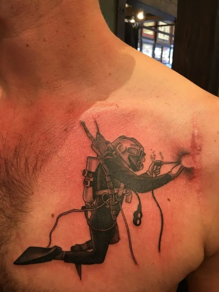 40 Tatuadores que triunfaron cubriendo cicatrices y marcas de nacimiento