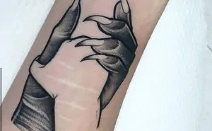 25 Times People Asked To Cover Up Their Scars And Birthmarks, And Tattoo Artists Nailed It