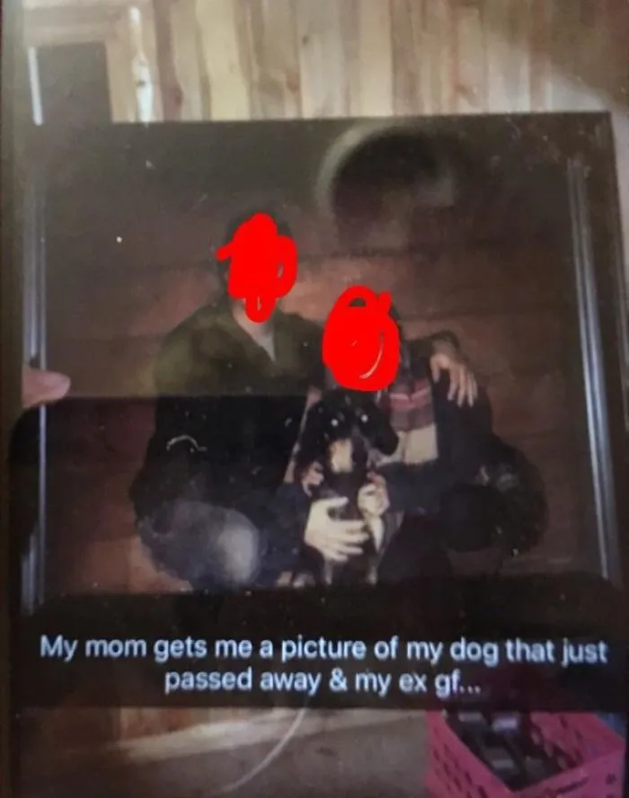 Mi madre me ha regalado una foto enmarcada en la que salgo con mi exnovia y mi perro que acaba de morir