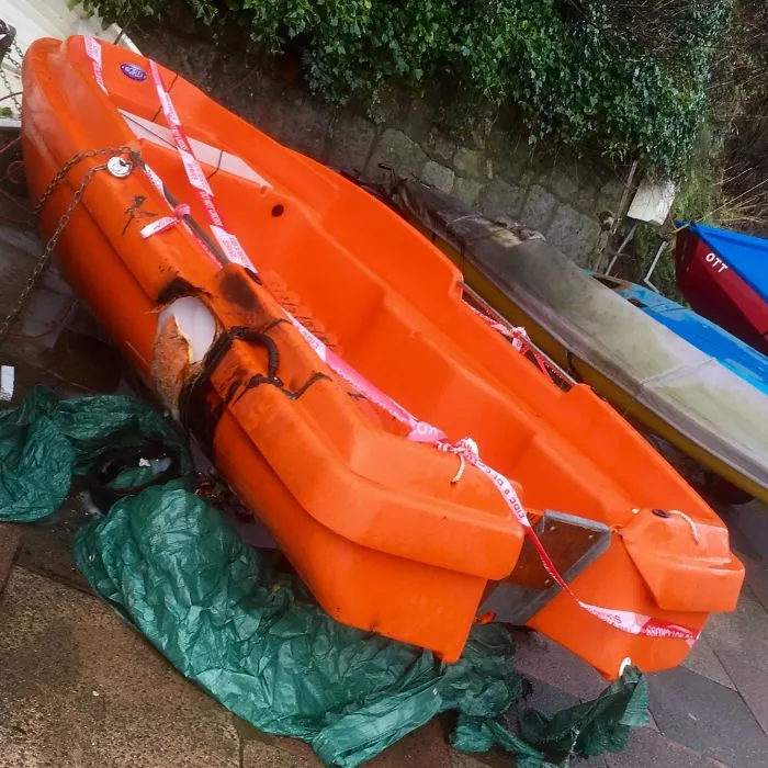 Esta mañana, unos niños han decidido prenderle fuego a mi bote. Feliz Navidad