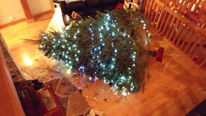 El árbol de Navidad de 3 metros se nos ha caido