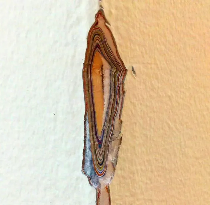 Se rompió la pared y se ven los años de capas de pintura