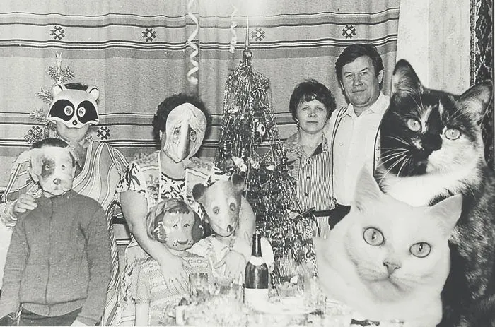 I Photoshopped Cats Into New Year's Photos From The Former USSR