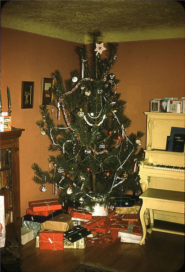 50 Photos Of Christmas Home Decor In The 1950s And 1960s Show How Much Things Have Changed