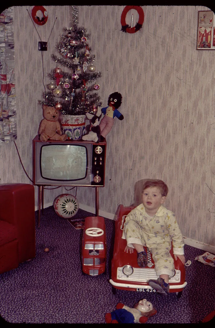 50 Photos Of Christmas Home Decor In The 1950s And 1960s Show How Much Things Have Changed