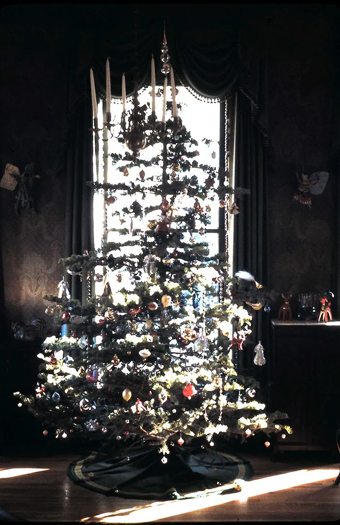 50 Photos Of Christmas Home Decor In The 1950s And 1960s Show How Much Things Have Changed