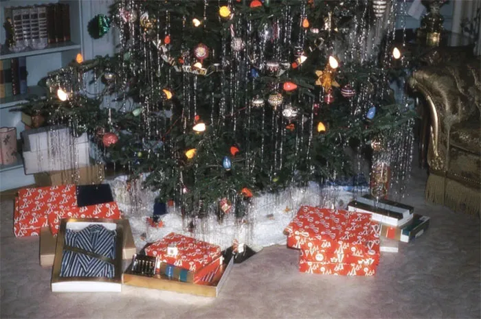 50 Photos Of Christmas Home Decor In The 1950s And 1960s Show How Much Things Have Changed