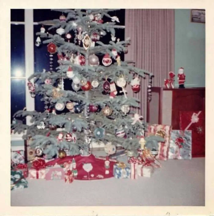 50 Photos Of Christmas Home Decor In The 1950s And 1960s Show How Much Things Have Changed