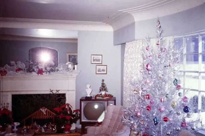 50 Photos Of Christmas Home Decor In The 1950s And 1960s Show How Much Things Have Changed