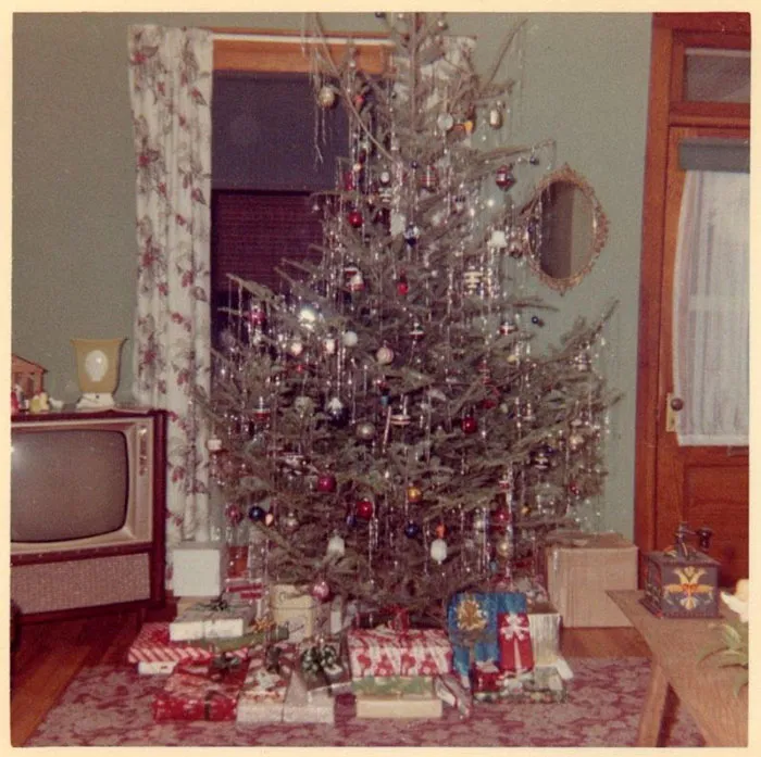 50 Photos Of Christmas Home Decor In The 1950s And 1960s Show How Much Things Have Changed