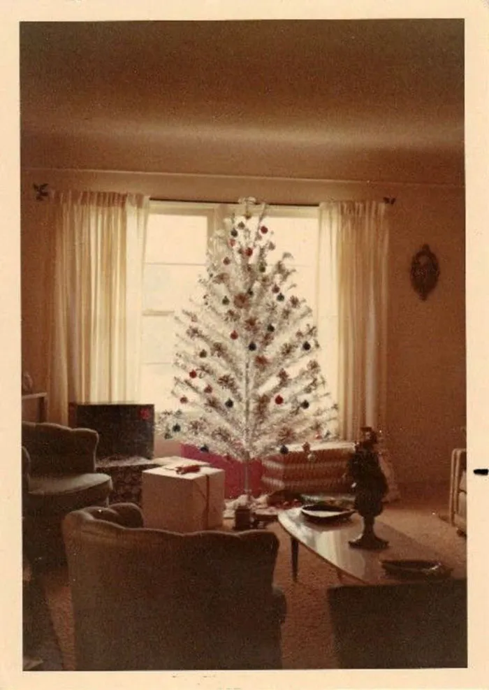 50 Photos Of Christmas Home Decor In The 1950s And 1960s Show How Much Things Have Changed