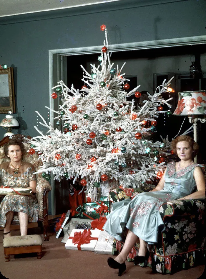 50 Photos Of Christmas Home Decor In The 1950s And 1960s Show How Much Things Have Changed