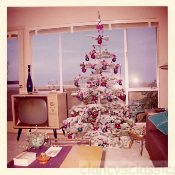 50 Photos Of Christmas Home Decor In The 1950s And 1960s Show How Much Things Have Changed