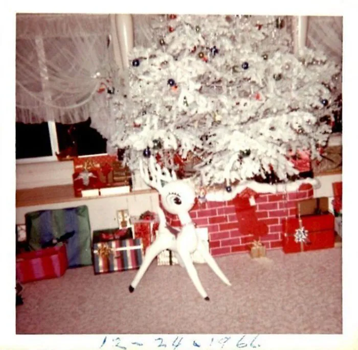 50 Photos Of Christmas Home Decor In The 1950s And 1960s Show How Much Things Have Changed