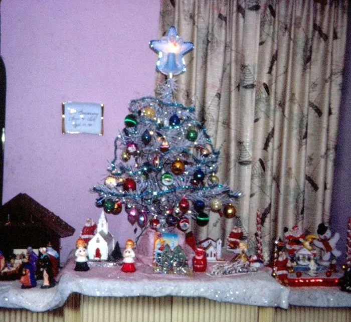 50 Photos Of Christmas Home Decor In The 1950s And 1960s Show How Much Things Have Changed