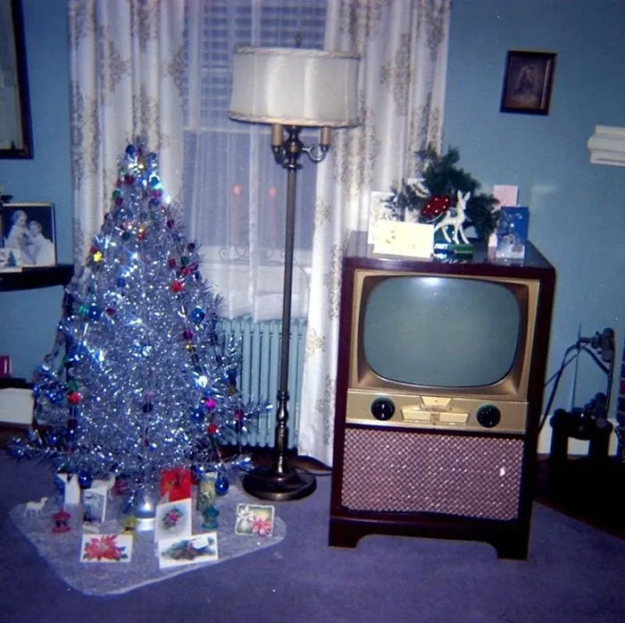 50 Photos Of Christmas Home Decor In The 1950s And 1960s Show How Much Things Have Changed