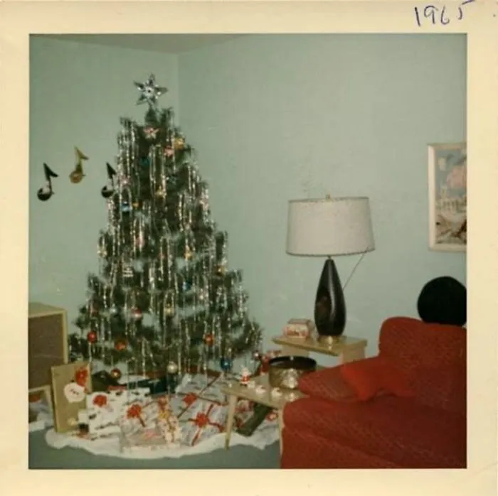 50 Photos Of Christmas Home Decor In The 1950s And 1960s Show How Much Things Have Changed