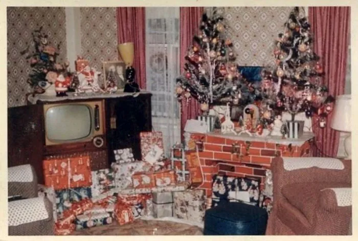 50 Photos Of Christmas Home Decor In The 1950s And 1960s Show How Much Things Have Changed