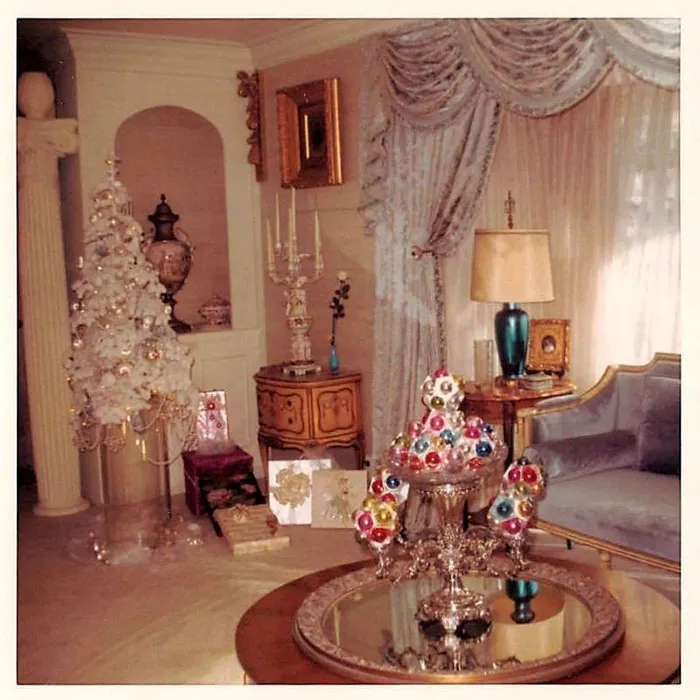 50 Photos Of Christmas Home Decor In The 1950s And 1960s Show How Much Things Have Changed