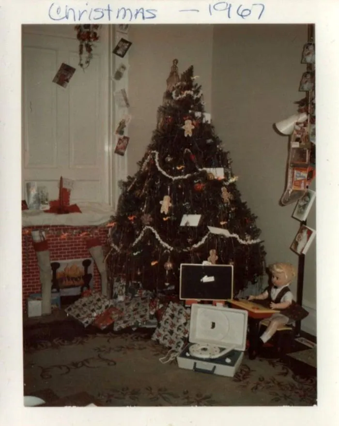 50 Photos Of Christmas Home Decor In The 1950s And 1960s Show How Much Things Have Changed
