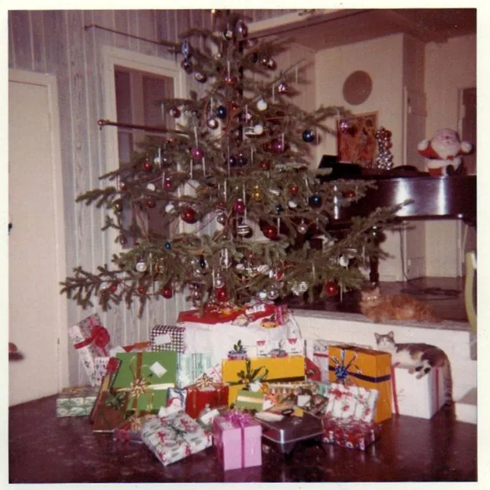 50 Photos Of Christmas Home Decor In The 1950s And 1960s Show How Much Things Have Changed